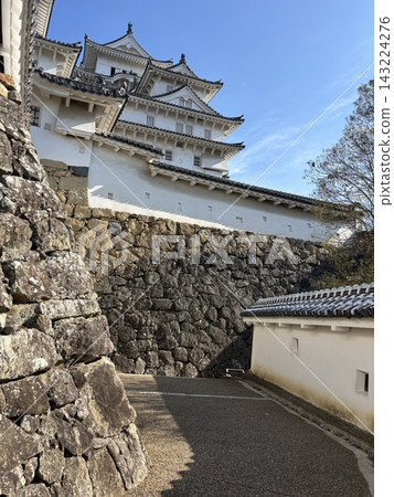 姬路城雄偉的石牆，作為國寶，以及通往城堡天守閣的白色山坡。 143224276