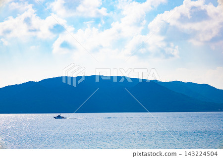 熱帶度假勝地,擁有類似沖繩的大海和沙灘、平靜的海岸線以及水邊(鹿兒島縣奄美大島) 熱帶度假勝地,擁有類似沖繩的大海和沙灘、平靜的海岸線以及水邊(鹿兒島縣奄美大島) 143224504
