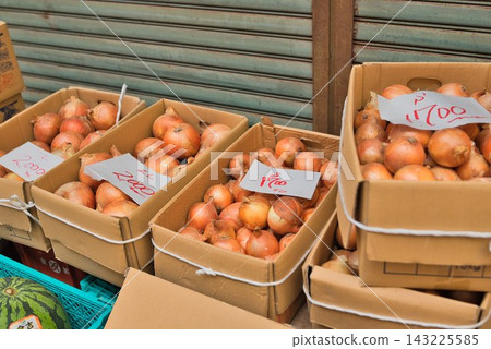 Greengrocer in the Hachichome Shopping Street (Sumoto City) Greengrocer in the Hachichome Shopping Street (Sumoto City) 143225585
