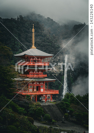 The fantastical scenery of Nachi Falls and the three-story pagoda, a World Heritage site, shrouded in morning mist. The fantastical scenery of Nachi Falls and the three-story pagoda, a World Heritage site, shrouded in morning mist. 143226140