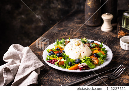 Salad with fresh burrata cheese, grilled peaches and blueberry 143227831