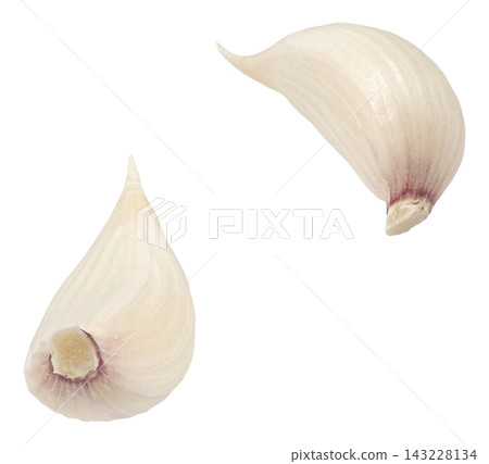 Garlic cloves isolated on white background with clipping path 143228134