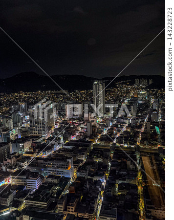 夜晚的釜山，璀璨的城市燈光鋪滿大地。 143228723