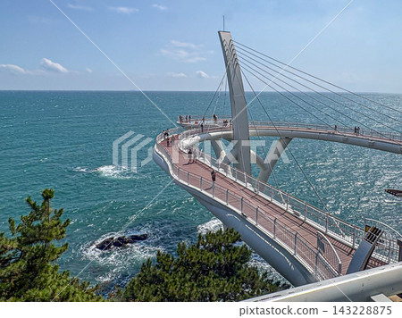 Enjoy the beautiful ocean views of Busan. Enjoy the beautiful ocean views of Busan. 143228875