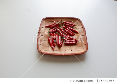 紅辣椒正在晾乾。 紅辣椒正在晾乾。 143229767