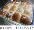 Tinpling bread 143229937