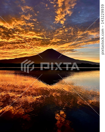 Sunrise and Mt. Fuji seen from Lake Tanuki Sunrise and Mt. Fuji seen from Lake Tanuki 143229939