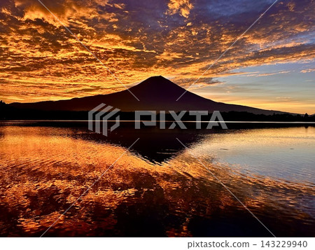 Morning glow and Mt. Fuji Morning glow and Mt. Fuji 143229940