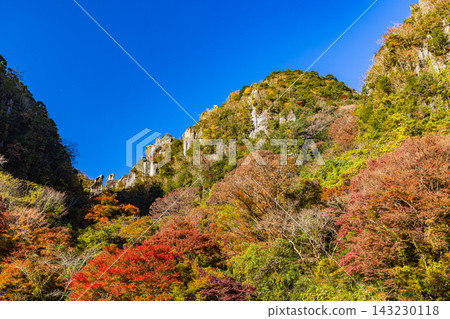 Yabakei, Oita Prefecture: A valley dyed in autumn colors. Yabakei, Oita Prefecture: A valley dyed in autumn colors. 143230118