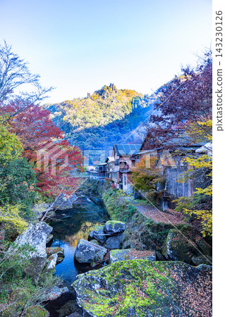大分縣矢吹溪:秋色染成一片的山谷。 大分縣矢吹溪:秋色染成一片的山谷。 143230126