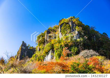 Yabakei, Oita Prefecture: A valley dyed in autumn colors. Yabakei, Oita Prefecture: A valley dyed in autumn colors. 143230127