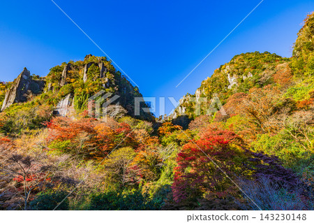 Yabakei, Oita Prefecture: A valley dyed in autumn colors. Yabakei, Oita Prefecture: A valley dyed in autumn colors. 143230148