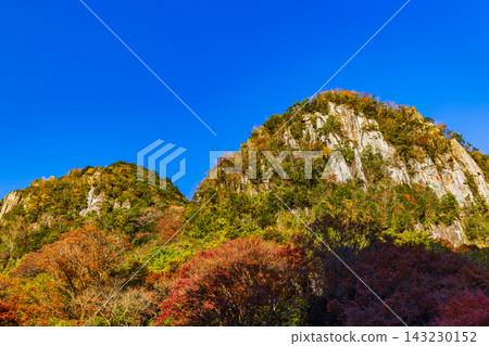 Yabakei, Oita Prefecture: A valley dyed in autumn colors. Yabakei, Oita Prefecture: A valley dyed in autumn colors. 143230152