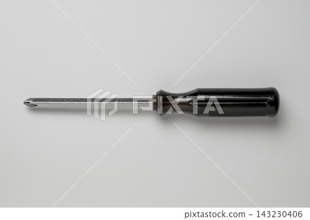 一把黑色手柄的十字螺絲起子水平放置在白色背景上。 一把黑色手柄的十字螺絲起子水平放置在白色背景上。 143230406