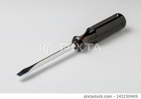 一把黑色手柄的平頭螺絲起子斜放在白色背景上。 一把黑色手柄的平頭螺絲起子斜放在白色背景上。 143230409
