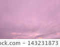 粉紫色的夜空，電線桿清晰可見。 143231873