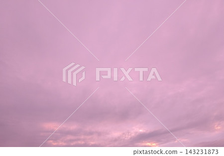 粉紫色的夜空,電線桿清晰可見。 粉紫色的夜空,電線桿清晰可見。 143231873