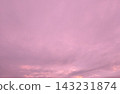 日落後，天空泛著淡粉紅色的光芒。 143231874