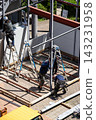身穿空調工作服的建築工人和鷹架工人在建築工地搭建臨時辦公室。 143231958