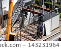 身穿空調工作服的建築工人和鷹架工人在建築工地搭建臨時辦公室。 143231964