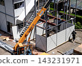 身穿空調工作服的建築工人和鷹架工人在建築工地搭建臨時辦公室。 143231971