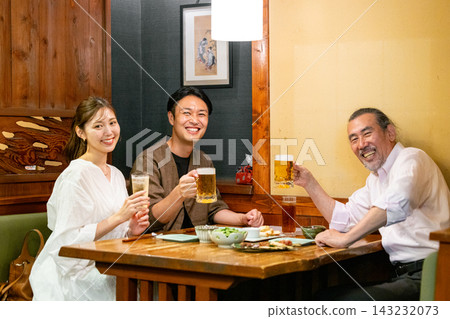 一個人在酒吧里敬酒 143232073