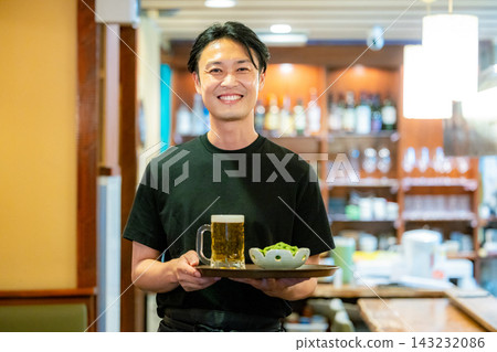 一個在酒館工作的人 143232086