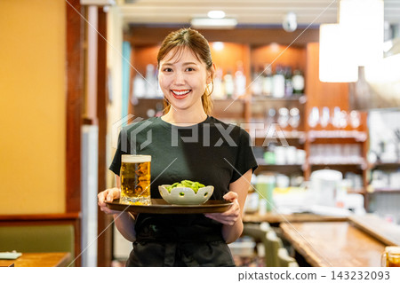 售貨員在小酒館工作 143232093