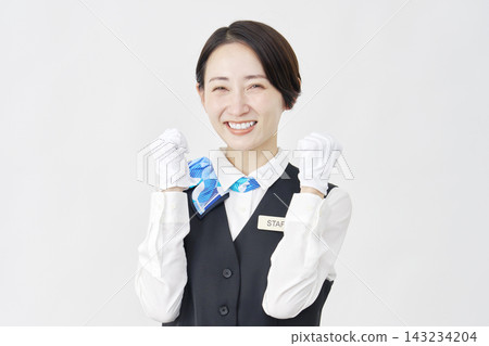 女員工，接待員/巴士導遊，在白色背景前擺出勝利姿勢。 143234204