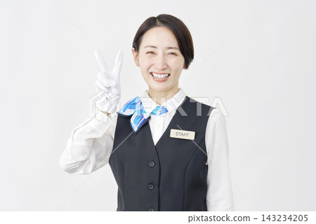 女性工作人員，接待員/巴士導遊，做出和平手勢，白色背景。 143234205