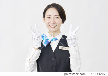 女性工作人員，接待員/巴士導遊，做出和平手勢，白色背景。 143234207