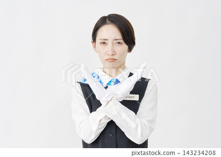 女員工，接待員/巴士導遊，在白色背景前用雙臂比出“X”形。 143234208