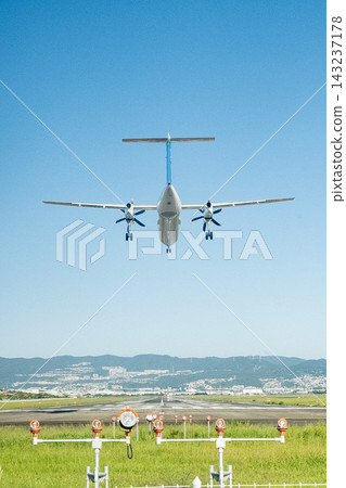 「大阪府」（九月）[飛機] 從伊丹機場旁的豐中翼公園看到的飛機起降景象 143237178