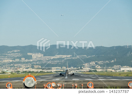 「大阪府」（九月）[飛機] 從伊丹機場旁的豐中翼公園看到的飛機起降景象 143237787