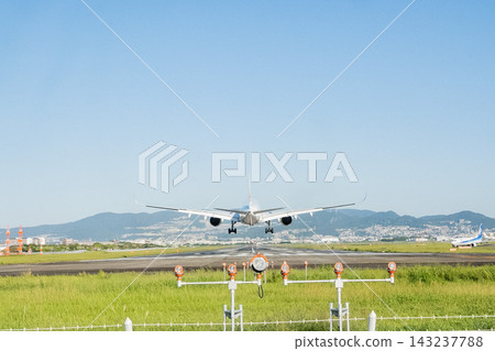 「大阪府」（九月）[飛機] 從伊丹機場旁的豐中翼公園看到的飛機起降景象 143237788