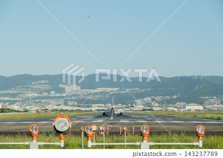 「大阪府」（九月）[飛機] 從伊丹機場旁的豐中翼公園看到的飛機起降景象 143237789