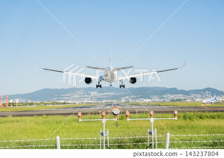 "Osaka Prefecture" (September) [Airplane] Airplanes taking off and landing as seen from Toyonaka Tsubasa Park adjacent to Itami Airport 143237804