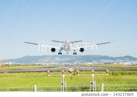 「大阪府」（九月）[飛機] 從伊丹機場旁的豐中翼公園看到的飛機起降景象 143237805