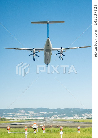 「大阪府」（九月）[飛機] 從伊丹機場旁的豐中翼公園看到的飛機起降景象 143237823