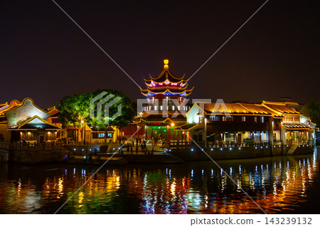 中國江蘇省蘇州市山塘街夜景,燈火輝煌的建築群,這裡是著名的旅遊景點。 中國江蘇省蘇州市山塘街夜景,燈火輝煌的建築群,這裡是著名的旅遊景點。 143239132