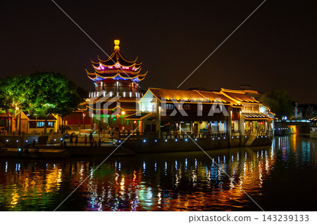 中國江蘇省蘇州市山塘街夜景，燈火輝煌的建築群，這裡是著名的旅遊景點。 143239133
