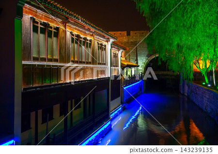 中國江蘇省蘇州市山塘街夜景，燈火輝煌的建築群，這裡是著名的旅遊景點。 143239135