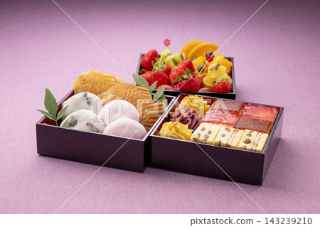 新年甜點和禦節料理:色彩繽紛的日式和西式點心及水果 新年甜點和禦節料理:色彩繽紛的日式和西式點心及水果 143239210