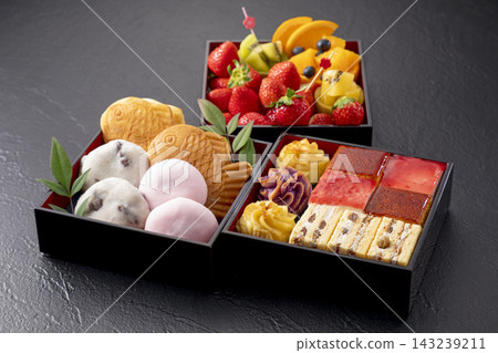 新年甜點和禦節料理：色彩繽紛的日式和西式點心及水果 143239211