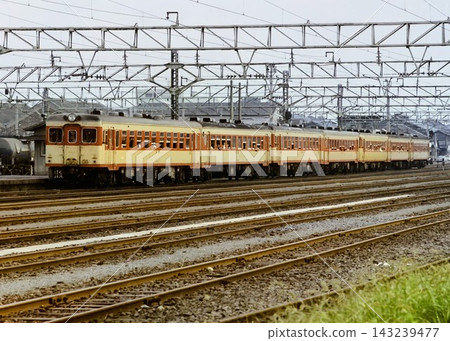 A special charter train mainly consisting of KiHa 55 railcars / Photographed at Omuta Station on the Kagoshima Main Line / September 1976 A special charter train mainly consisting of KiHa 55 railcars / Photographed at Omuta Station on the Kagoshima Main Line / September 1976 143239477
