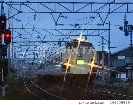 The 581 series southbound limited express "Myojo" at dawn / Photographed at Omuta Station on the Kagoshima Main Line / August 1976 143239489
