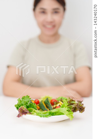 happy smiling woman with fresh organic vegetables plate. healthy nutrition, weight loss, clean eating, Healthy food eating, Vegan, Wellness, Green dieting and Healthy lifestyle 143240170