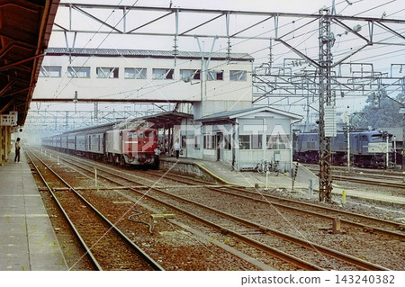 1976 年 7 月,一列開往東北本線的當地列車駛入黑磯站,機車為 ED71 型。 1976 年 7 月,一列開往東北本線的當地列車駛入黑磯站,機車為 ED71 型。 143240382