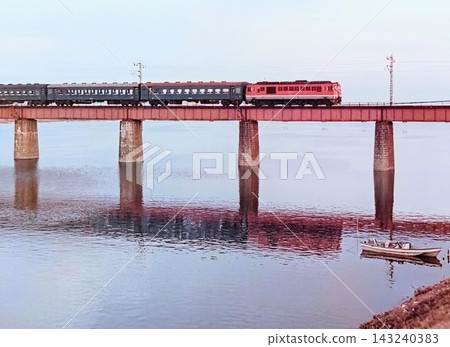 1977 年 1 月，一列南向的本地列車駛過大淀川鐵路橋，DF50 型機車正在行駛。 143240383