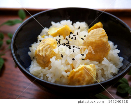 栗子飯盛於托盤上 栗子飯盛於托盤上 143240518